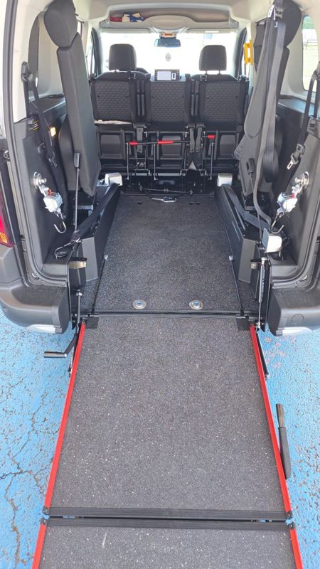 Rampe d'accès et fixations fauteuil roulant du véhicule TPMR Sola Drive